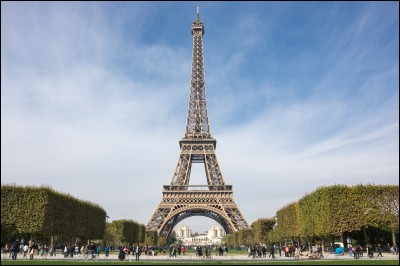 Me situant à Paris, je vois très bien la Tour Eiffel d'où je suis. J'ai été construit en 1908. Je porte le nom d'un Dieu. Que suis-je ?