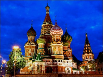 Je suis la place principale de Moscou et la plus connue. J'ai à mon est le Kitaï-gorod, à mon ouest, le Kremlin et à mon sud, la cathédrale Basile-le-Bienheureux. Que suis-je ?