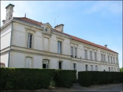 Avec la réforme Berthoin, les Cours complémentaires qui prolongeaient l'école primaire sont transformés en 1960, donnant de la 6e à la 3e un enseignement secondaire à des enfants "qui n'ont pas vocation" à aller au lycée. Quel nom prennent ces établissements ?