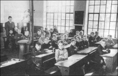 Les lois Ferry rendent l'école :