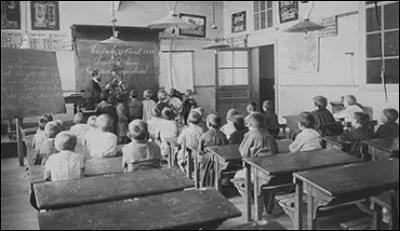 En quelle année l'obligation scolaire est-elle portée à 14 ans ?