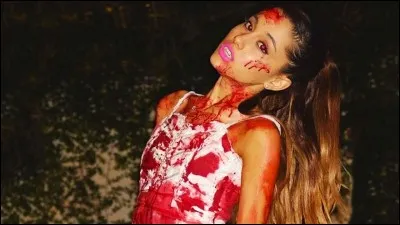 Avec qui Ariana joue-t-elle dans "Screams Queens" ?