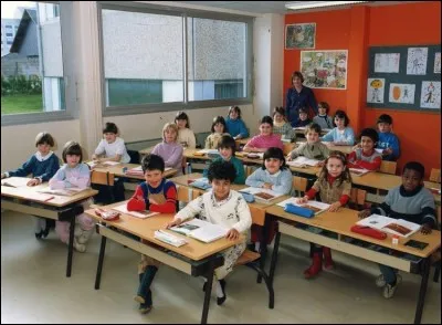 Quel geste indiquant le respect tous les élèves de France doivent-ils en théorie exécuter après l'entrée dans la classe d'un membre du personnel de l'école ?