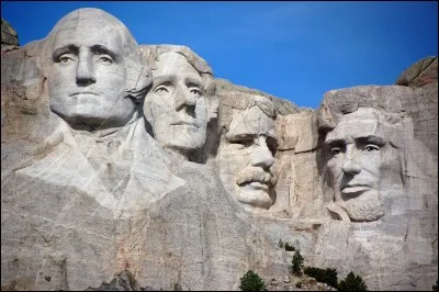 Parmi les quatre présidents américains sculptés sur le mont Rushmore, lequel a une barbe ?