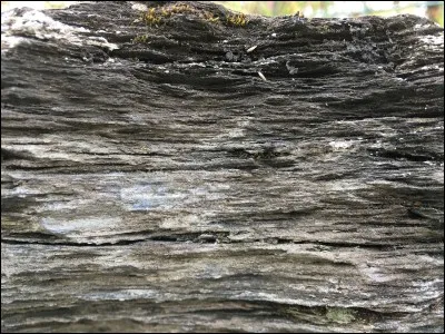 Quel aspect prennent les roches métamorphiques nommées schistes ?