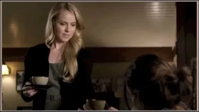 Avec qui le père d'Aria a-t-il une liaison amoureuse ?