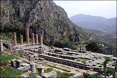 Le sanctuaire de Delphes attirait les Grecs de différentes cités pour venir consulter l'oracle. La pythie, une vieille femme, transmettait aux prêtres la réponse du dieu. Quel est ce dieu ?