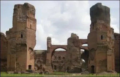 Quels empereurs firent construire des thermes à Rome, dont les ruines sont toujours visibles aujourd'hui ?