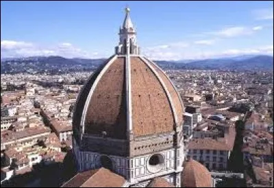 Quel architecte ayant conçu la coupole de la cathédrale Santa Maria del Fiore à Florence va mettre au point, en 1425, un nouveau procédé pour dessiner un bâtiment sur un plan en respectant les proportions ?