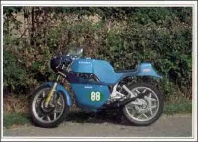Quelle est la marque de cette moto sportive des années 70 ?