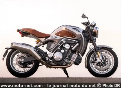 Et cette moto moderne ! Vous connaissez ?
