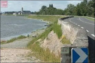 Comment nomme-t-on les deux digues surmontées de routes et bordant la Loire de chaque côté ?
J'ai fait de superbes balades avec ma 2CV décapotée !