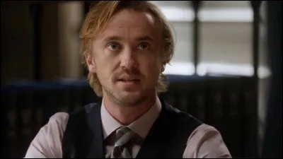 De retour de son voyage dans le temps, Barry doit faire face aux répercussions du Flashpoint. Parmi eux, il y a Julian l'appréciant peu. Quel métier exerce-t-il ?