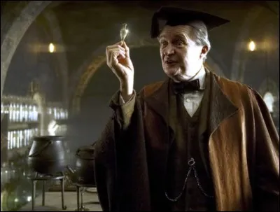 Quel est le nom de ce personnage ? (Professeur de potion)
