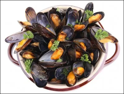 Les moules marinières. Lequel de ces aliments apparaît dans la recette traditionnelle des moules marinières ?