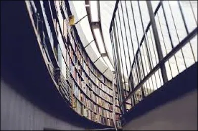 Cette structure ressemble à celle d'un bateau.