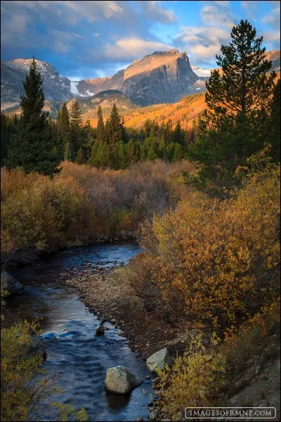 Cette photographie a été prise par le photographe Erik Stensland's et nommée Glacier Creek Autumn. Lequel de ces éléments n'est pas présent sur la photo ?