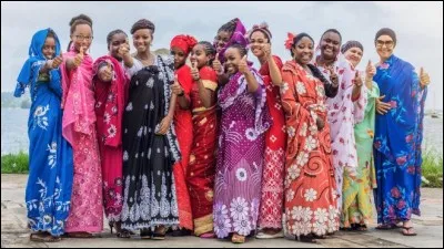 Les femmes mahoraises apportent un grand soin à leur tenue. Lors de cérémonies, elles sont vêtues d'une robe, en tissu imprimé ...