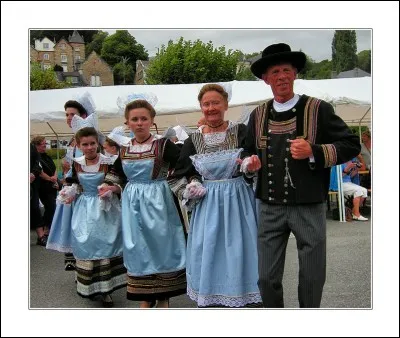 A Pont-Aven on dansait la gavotte par groupes de quatre, autrement dit par ...