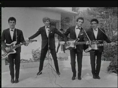 " Oh XXX la vie n'est qu'un jeu pour toi oh XXX pourtant ne croit pas que tu peux oh XXX jouer avec l'amour sans risquer de te br&ucirc;ler un jour ..." : quel est le titre de ce succ&egrave;s d'Eddy Mitchell avec les Chaussettes noires ?