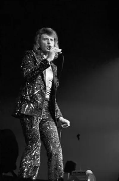 "Oh! Ma jolie XXX si tu crois que je vais d&eacute;penser des nuits blanches si tu crois que je suis un oiseau sur ta branche tu vis dans l'illusion car tout change et tout casse et tout passe et tout lasse le d&eacute;sir, le plaisir se diluent dans l'espace et tu n'auras plus rien..." : quel est le pr&eacute;nom titre de cette chanson de Johnny Hallyday ?