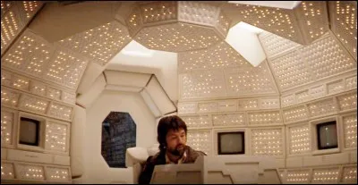 Dans "Alien, le huitième passager" (1979), qui interrompt le retour sur Terre du Nostromo et réveille l'équipage maintenu en biostase ?