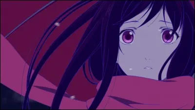 Faut dire que cette écharpe va bien à Hiyori Iki. Elle se marine bien avec la couleur de ses yeux et plairait bien au dieu Yato, le protagoniste de "Noragami". Après avoir sauvé le héros, elle devient une demi-Ayakashi. Tout comme Son Gokû de "Dragon Ball", elle possède une queue de...