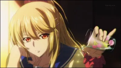 Asagi Aiba commençait à s'ennuyer et se demandait quand vous alliez venir. Elle n'a rien trouvé de mieux à faire que de jouer avec son verre. Mais peut-être attend-elle une personne particulière. Le héros de "Strike The Blood", peut-être ? Bon, quel lien de parenté a-t-elle avec Moegi Akatsuki ?