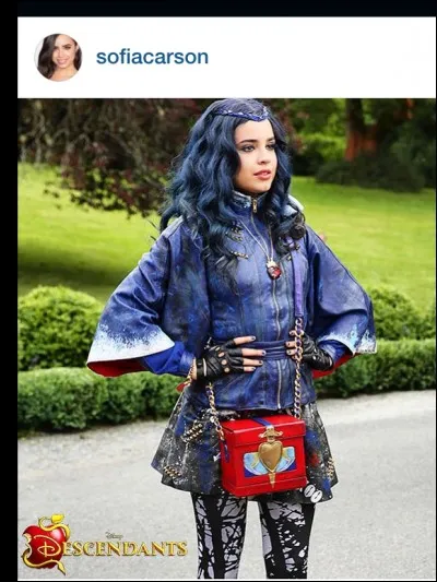 Qui est cette jolie fille aux cheveux bleus ?