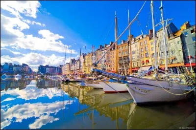 Au bord de quelle mer la ville de Honfleur est-elle située ?