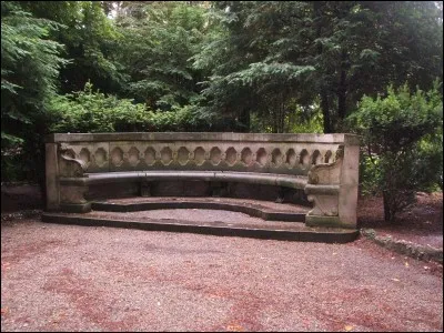 Comment s'appelle ce banc de pierre semi-circulaire, que l'on observe notamment dans les jardins ?