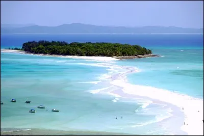 Où peut-on admirer ce banc de sable à Nosy Iranja ?