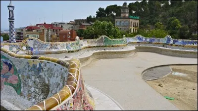 Voici le plus grand banc ondulé du monde, d'une longueur de 110 mètres et situé dans le parc Güell...