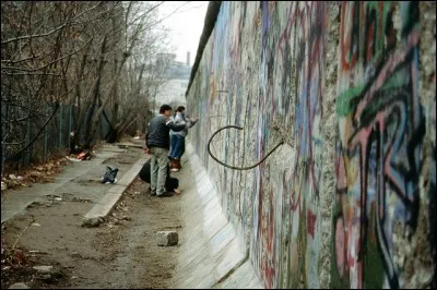 Après août 1961, de nombreux Allemands de l'Est tentèrent de passer à l'Ouest. Certains se précipitèrent dans le vide depuis leurs fenêtres situées à l'aplomb du mur.