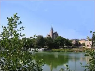 Commune des Pays-de-la-Loire, dans le Segréen, Montreuil-sur-Maine se situe dans le département ...