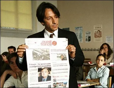 "Le prof" est un film de 2000, avec Jean-Hugues Anglade et Yvant Attal. Thierry Lhermitte tient le rôle du Recteur. Qui en est le réalisateur ?