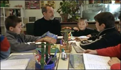 Ce film documentaire français réalisé par Nicolas Philibert a été présenté en sélection officielle au Festival de Cannes en mai 2002. Il suit pendant une année scolaire un instituteur et sa classe unique d'enfants de 4 à 11 ans dans une école communale d'Auvergne. Quel est son titre ?