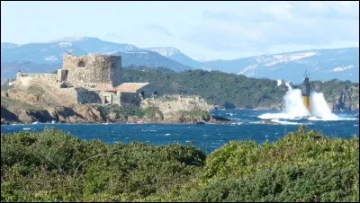 Avec ses 13 km2 de superficie, quelle est la plus grande des îles d'Hyères ?