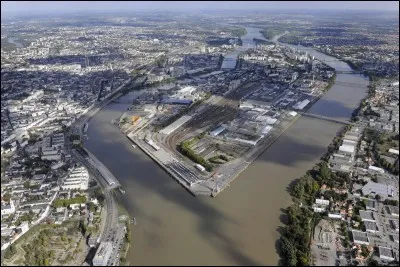 Où est située l'île de Nantes, longue de 5 km sur 1 km de large ?