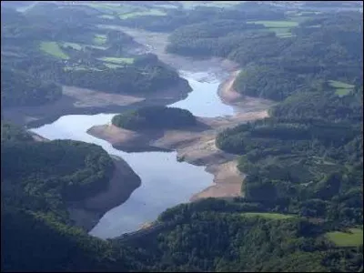 L'île du lac de Chaumeçon, n'en est une que lorsque le lac est bien rempli. Où est-elle ?