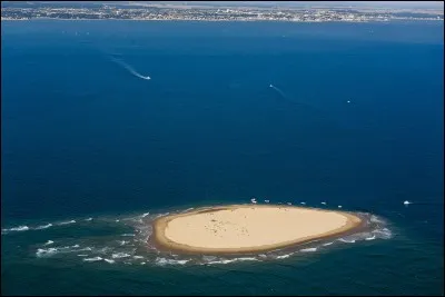 Apparues en 2009 après la tempête Klaus l'île "sans nom" est située à l'entrée de l'estuaire de ...