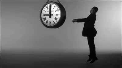 Compléter les paroles du refrain : 
"J'ai rien vu passer
Je me sens menacé (...)
Cheveux blancs".