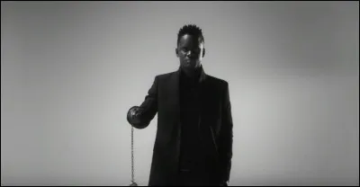 Compléter les paroles du dernier couplet : 
"Mon petit, ne sois pas pressé
Prends le temps d'apprécier
Parce qu'on finira tous aux cieux
Tu verras, le temps est (...)".