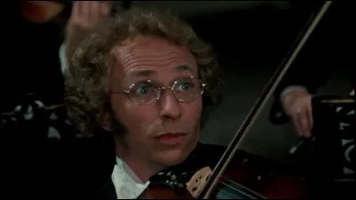 Quelle actrice, récemment disparue, porte une robe diablement échancrée dans le film "Le Grand Blond avec une chaussure noire" ?