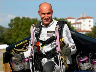 En 2008, quel pilote suisse surnommé "Fusionman" est le premier homme à traverser la Manche avec une aile à réacteurs fixée sur son dos ?