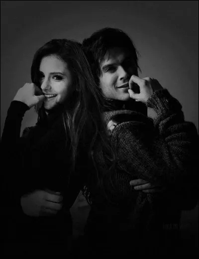 Avec qui Elena se marie-t-elle à la fin de la série ?