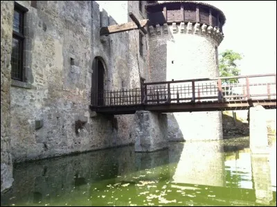 L'emploi du trait d'union est juste dans : « Au Moyen Âge, il y avait beaucoup de ponts-levis. »