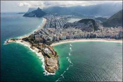 Voyages - Où pouvons-nous nous prélasser sur la célèbre plage de Copacabana ?