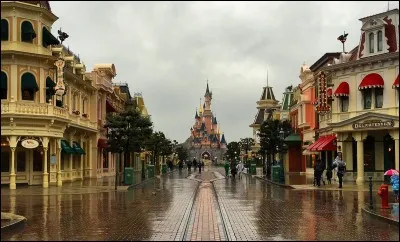 Comment s'appelle le land de l'entrée du parc Disneyland ?