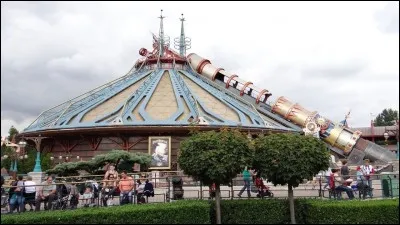 Comment s'appelle le land futuriste du parc Disneyland ?
